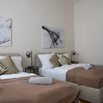 Spacious Apartment, 3 Min To U6 Metro
