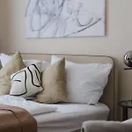 Spacious Apartment, 3 Min To U6 Metro