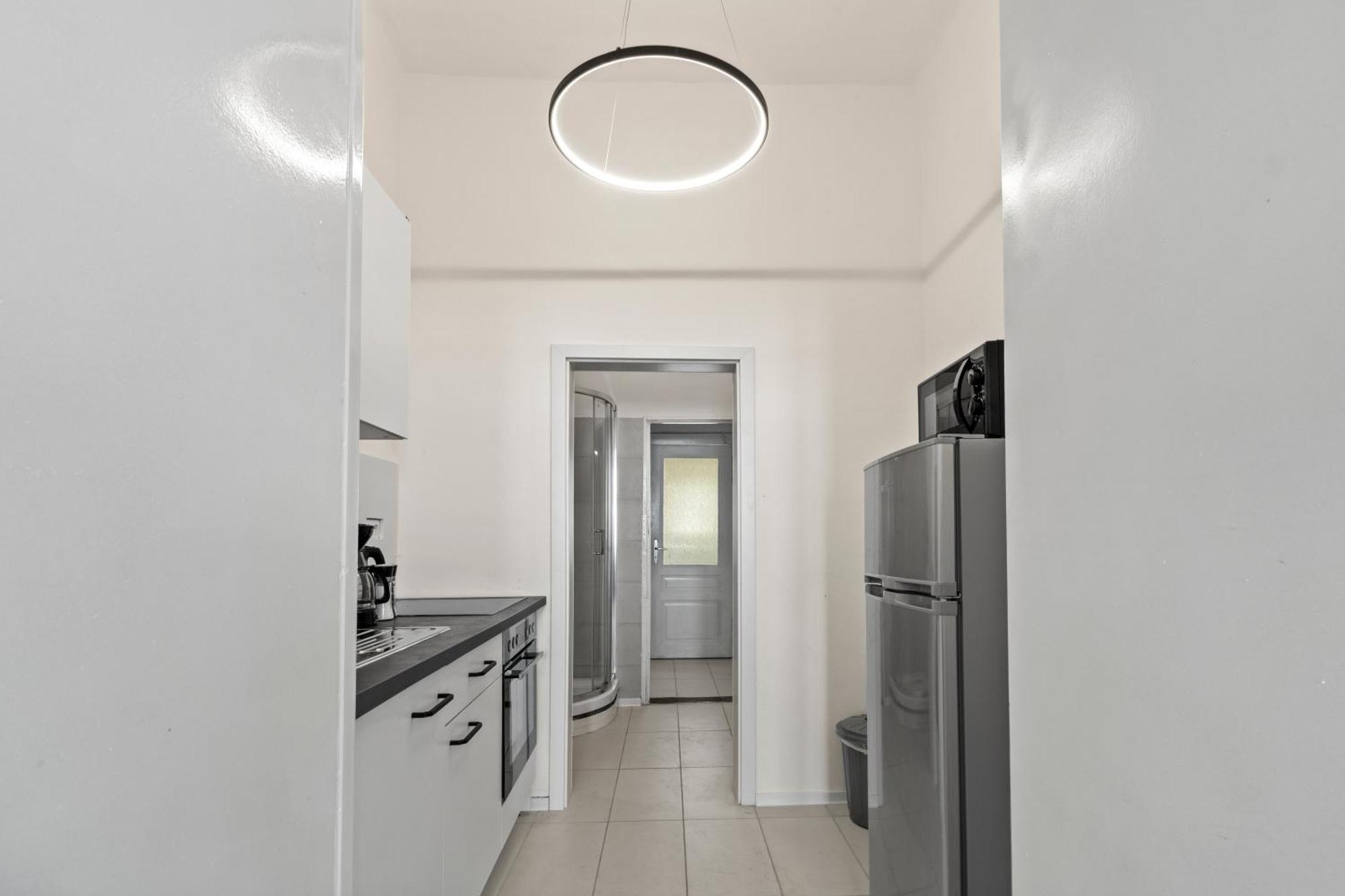 Spacious Apartment, 3 Min To U6 Metro Appartement