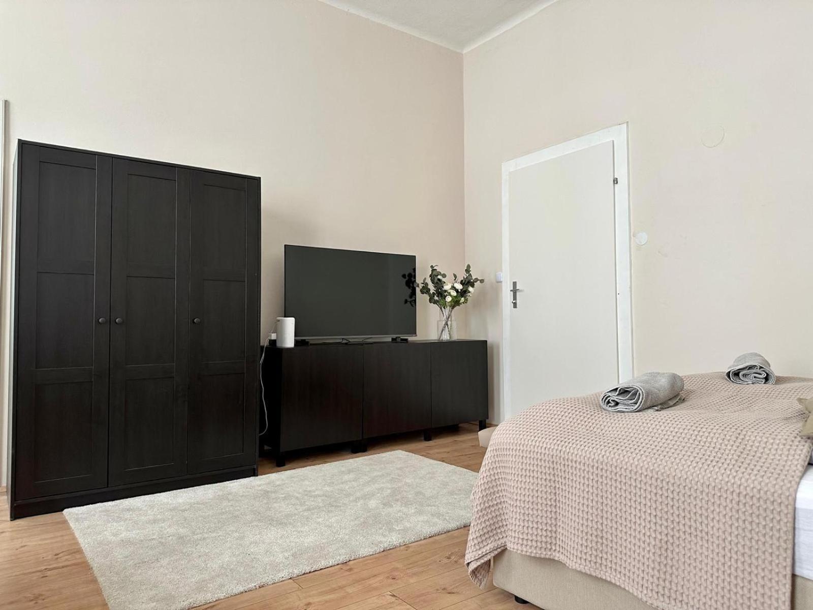 Spacious Apartment, 3 Min To U6 Metro Apartamento
