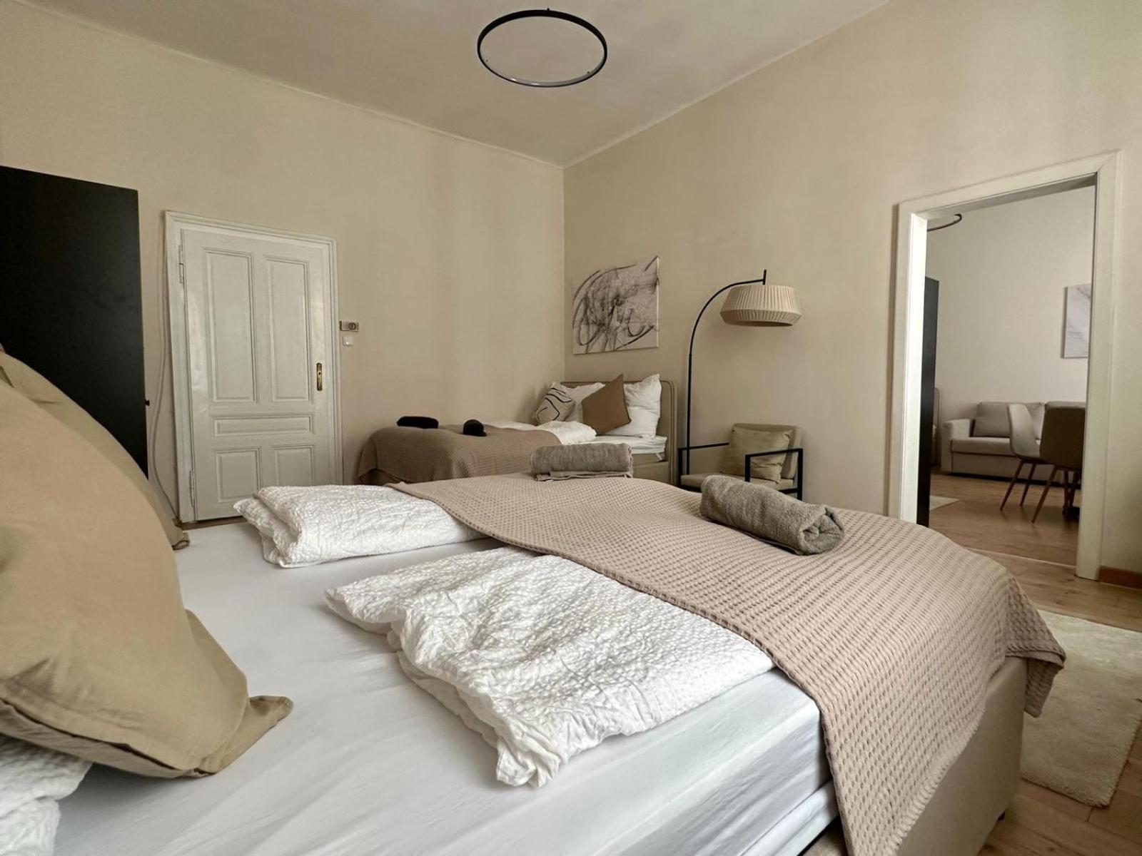 Spacious Apartment, 3 Min To U6 Metro Apartamento *