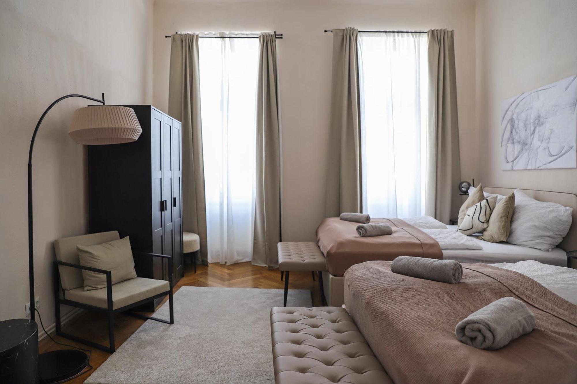 Spacious Apartment, 3 Min To U6 Metro Appartement