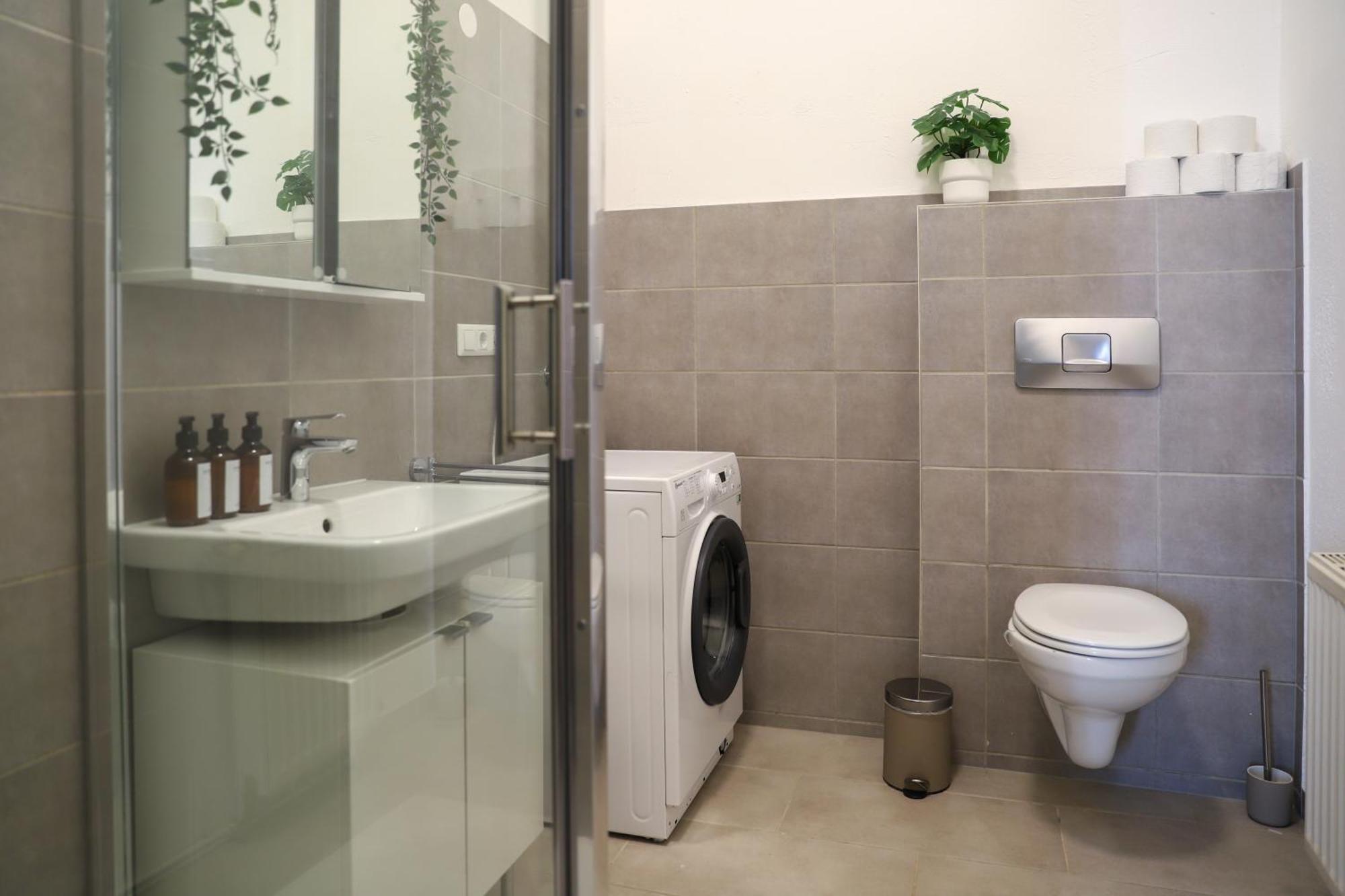 Spacious Apartment, 3 Min To U6 Metro *