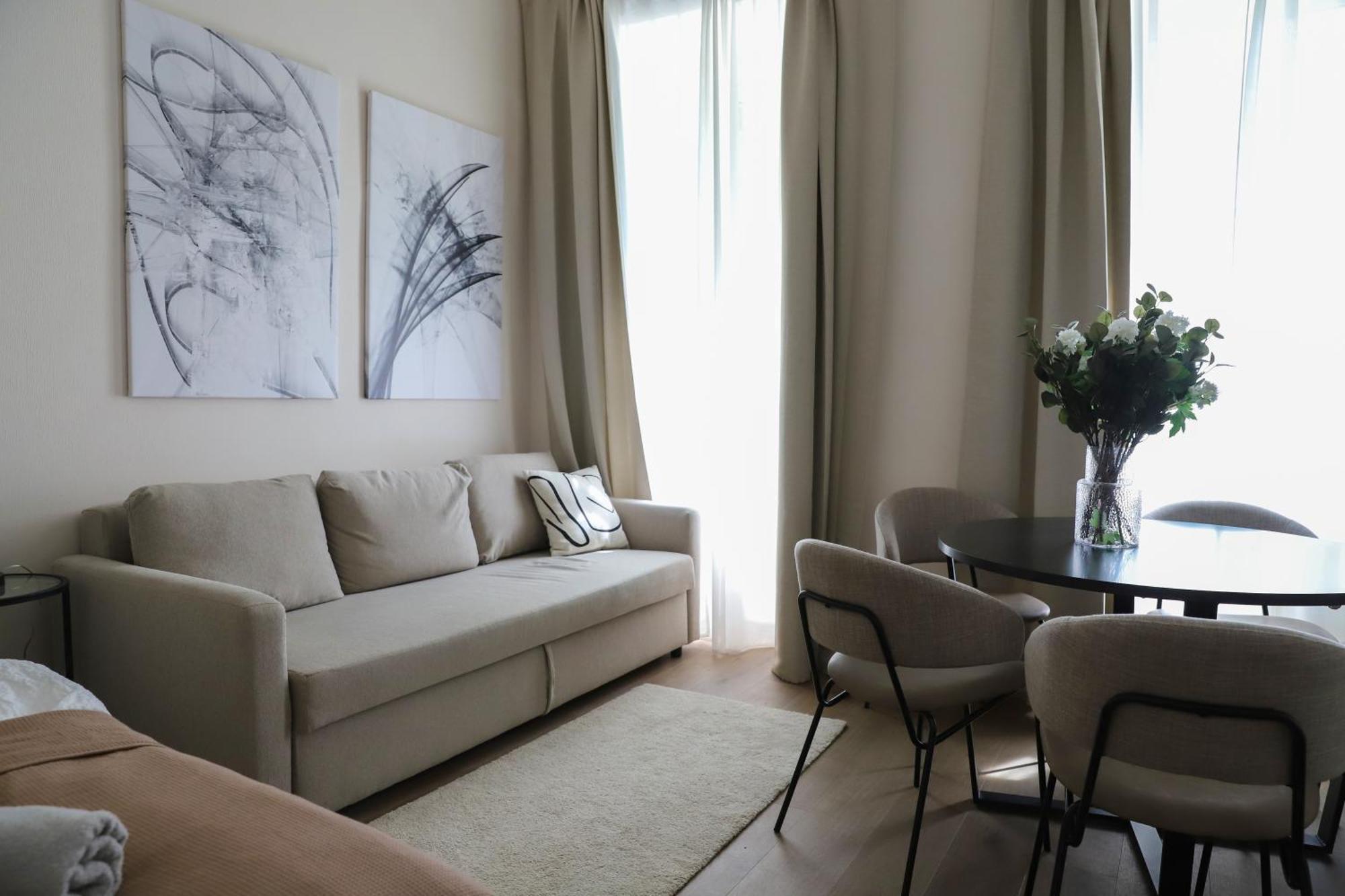Spacious Apartment, 3 Min To U6 Metro