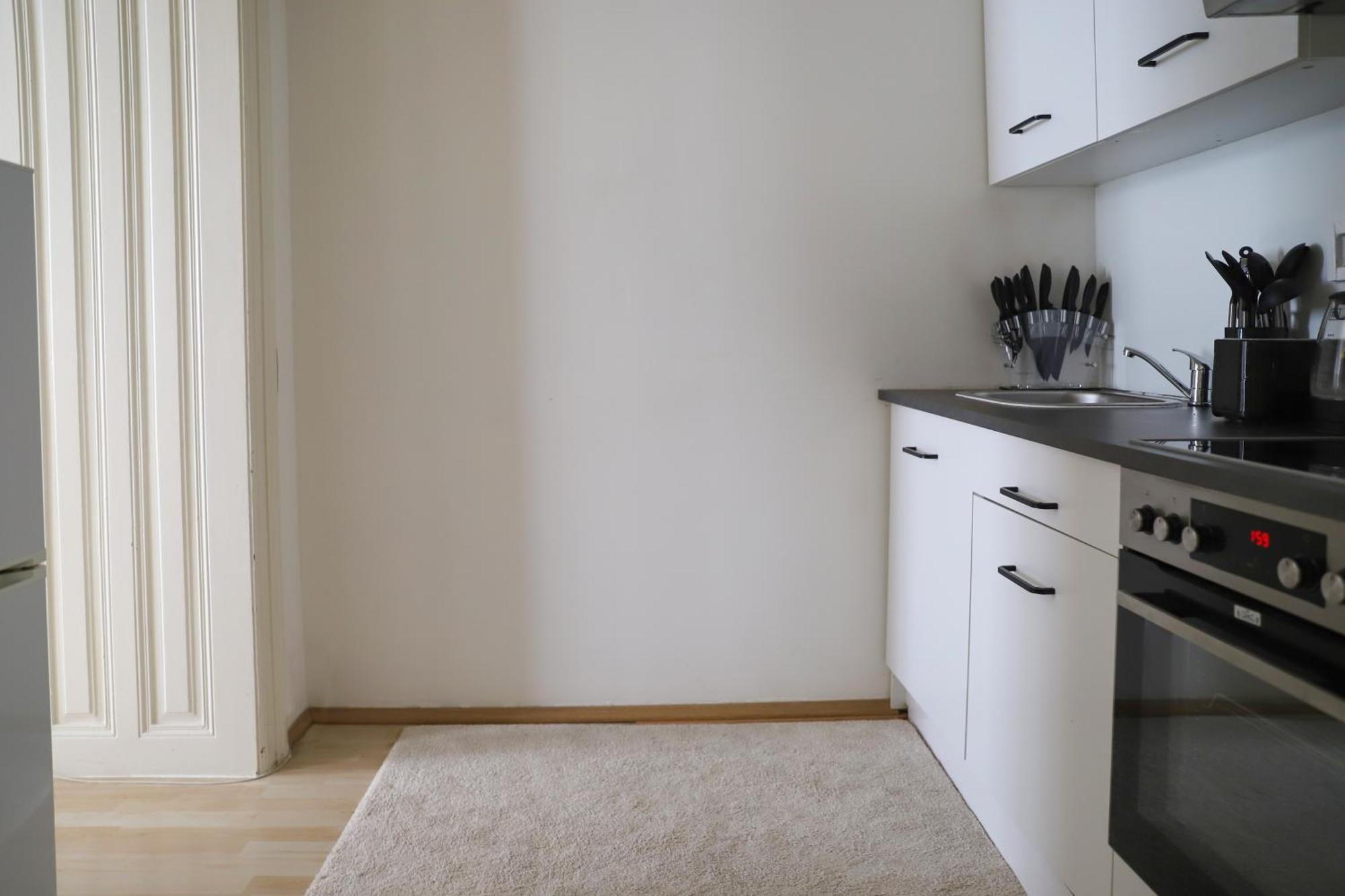 Spacious Apartment, 3 Min To U6 Metro *